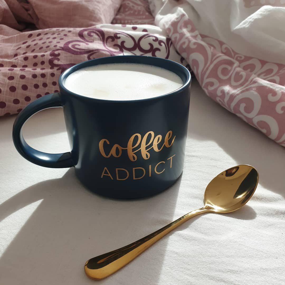 Coffee Addict" mug blue