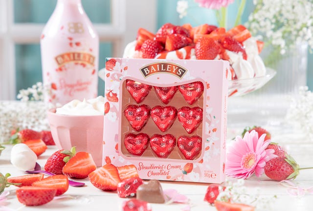 Baileys Strawberries & Cream Hearts 90g