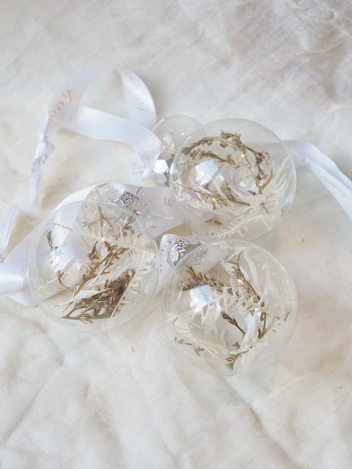 bauble with dried flowers set of 4 cream