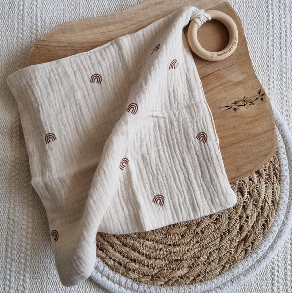 Cuddle cloth with teether rainbows – Xi haġa żghira